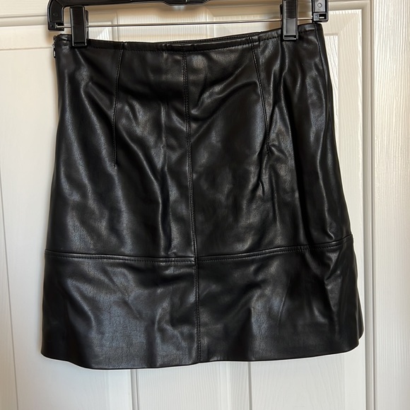 H & M mini leatherette black skirt - Picture 2 of 3